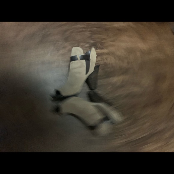 Peep-Toe High-Heels - Picture 2 of 3